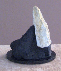 Gloria Baldazzi - Scultura con marmo e pietre su base in legno - Picchi - 2009